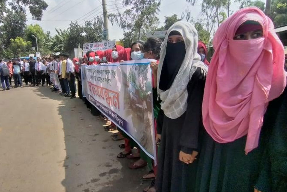 সখীপুরে সড়ক সংস্কারের দাবিতে শিক্ষার্থীদের মানববন্ধন 