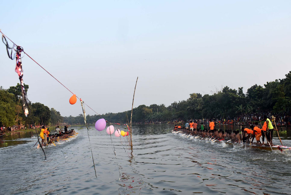 নাটোরে নৌকা বাইচ প্রতিযোগিতার চূড়ান্ত খেলা অনুষ্ঠিত