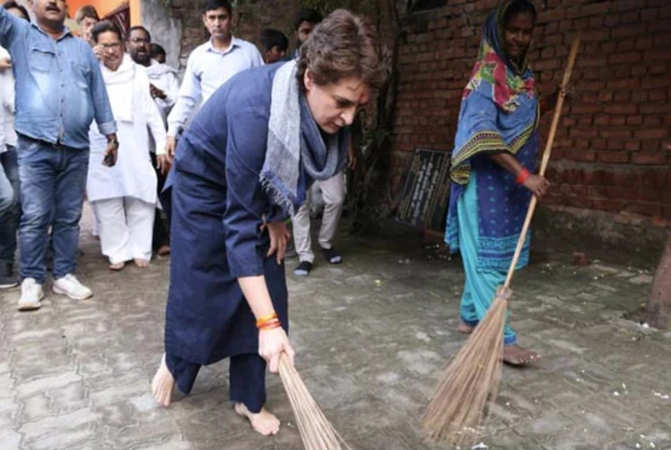 যে কারণে আবারও ঝাড়ু হাতে প্রিয়াঙ্কা গান্ধী
