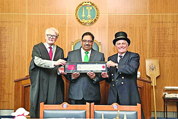 ব্রিটেনে বাংলাদেশির বিরল সম্মাননা