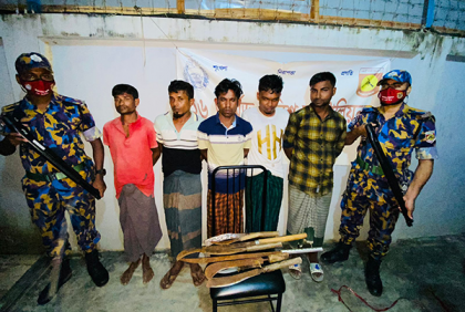 টেকনাফে রোহিঙ্গা ক্যাম্প থেকে ডাকাতির প্রস্তুতিকালে দেশীয় অস্ত্রসহ আটক ৫      