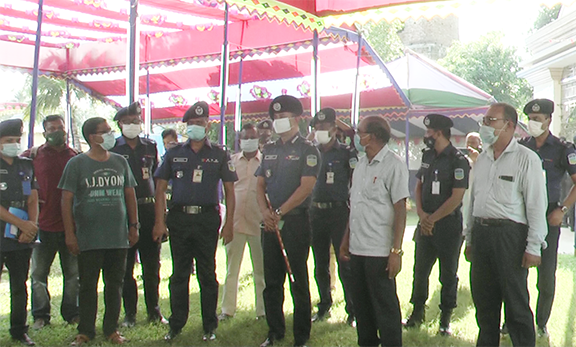 নেত্রকোনায় মন্দির পরিদর্শনে ডিআইজি