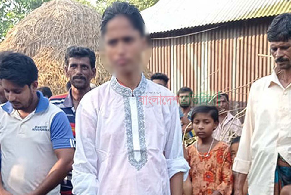 মেয়ে থেকে ছেলে হওয়ার দাবি লাভলীর, একনজর দেখতে বাড়িতে ভিড়