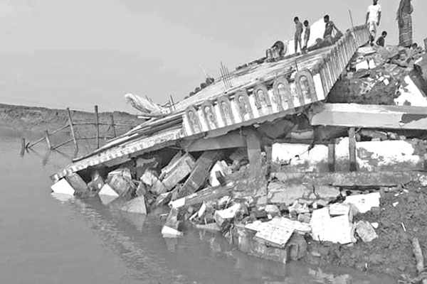 নদীগর্ভে ঐতিহ্যবাহী জামে মসজিদ