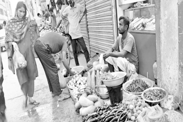 টঙ্গীর ফুটপাথে বাজার, দুর্ভোগ