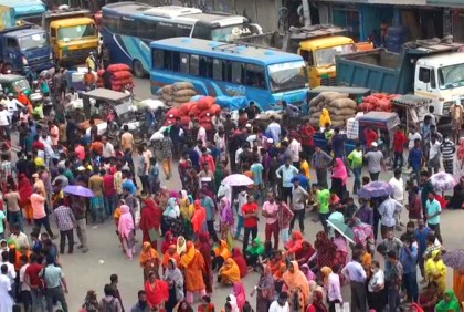 গাজীপুরে শ্রমিকদের সড়ক অবরোধ, যানবাহন চলাচল বন্ধ