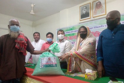 সারিয়াকান্দিতে নিবন্ধিত জেলেদের মাঝে চাল বিতরণ