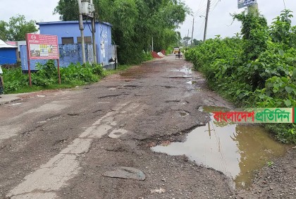 এক সড়ক নিয়ে তিন উপজেলার মানুষের ভোগান্তি