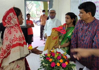 শ্রীমঙ্গলে দুর্গাপূজায় নতুন কাপড় বিতরণ 