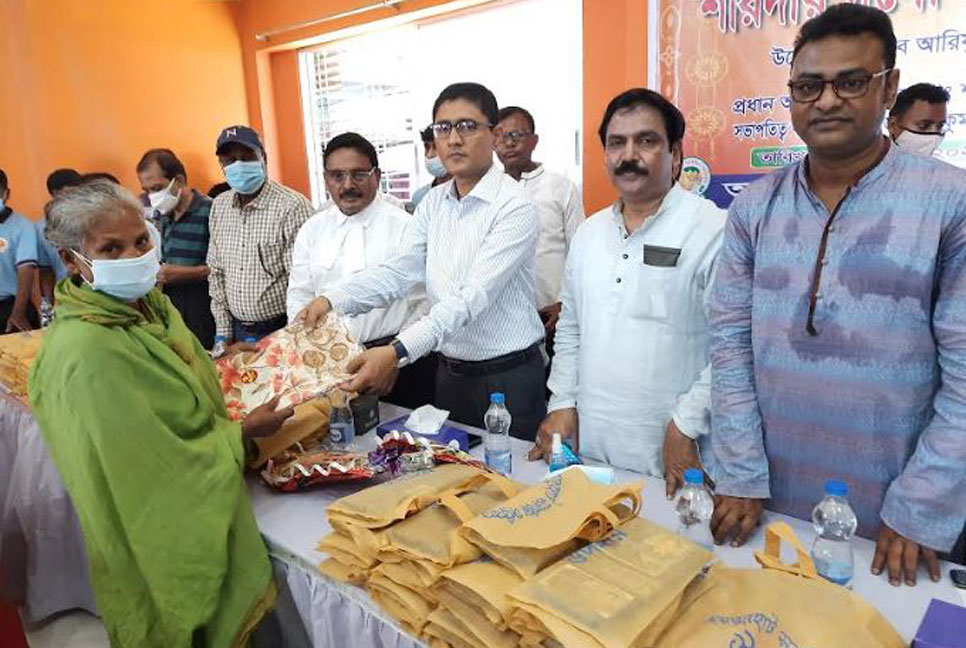 জয়পুরহাটে শারদীয় দুর্গোৎসব উপলক্ষে বস্ত্র বিতরণ