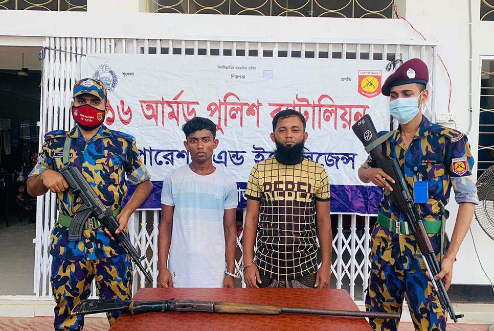 টেকনাফে রোহিঙ্গা ক্যাম্প থেকে অস্ত্রসহ দুই সহোদর আটক