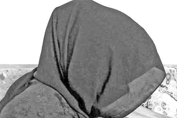 হাজীগঞ্জে বিয়ের দাবিতে তরুণীর অনশন