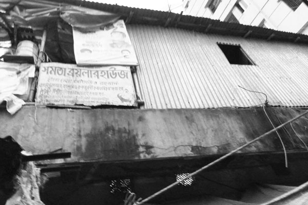 ঝুঁকিপূর্ণ ভবনে অর্ধশতাধিক দোকান