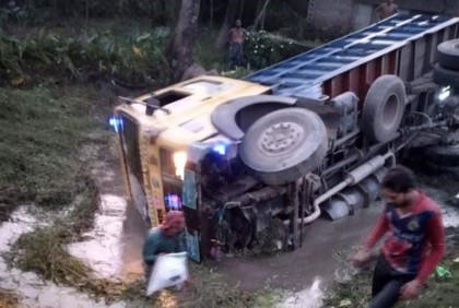 ময়মনসিংহে ট্রাক খাদে, আহত ৩ 