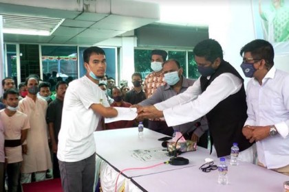 প্রধানমন্ত্রীর জন্মদিন উপলক্ষে দুস্থ মানুষকে আর্থিক অনুদান 
