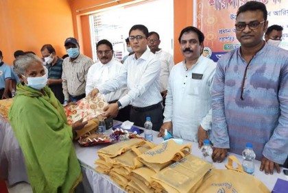 জয়পুরহাটে শারদীয় দুর্গোৎসব উপলক্ষে বস্ত্র বিতরণ