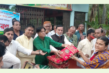 দুর্গাপূজা উপলক্ষে পটিয়ায় বদিউল আলমের উপহার সামগ্রী বিতরণ ও শুভেচ্ছা বিনিময়