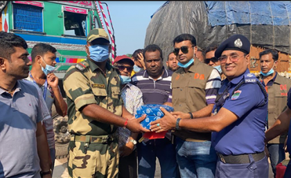 শারদীয় দুর্গা উৎসবে দুই বাংলার সম্প্রীতির সেতুবন্ধন