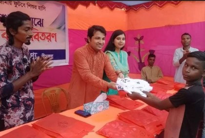দুর্গাপূজায় নতুন কাপড় পেল সুবিধাবঞ্চিত শিশুরা
