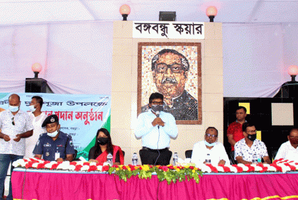 শিবগঞ্জে দুর্গাপূজায় ৩০০ পরিবারের মধ্যে বস্ত্র বিতরণ  