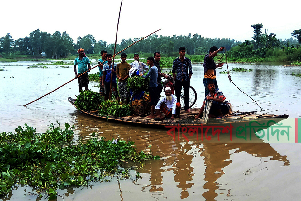 সেতুর অভাবে দুই উপজেলার ১০ গ্রামের মানুষের দুর্ভোগ