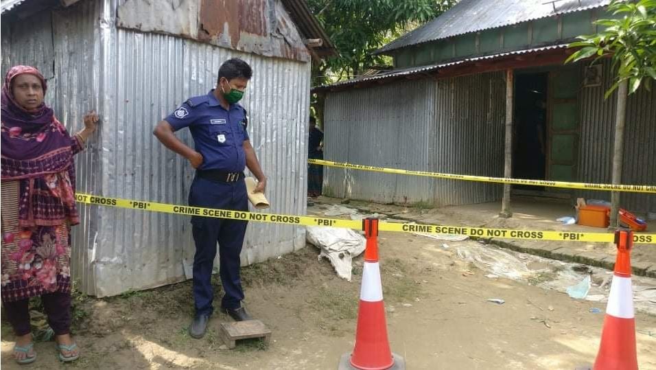 বসতঘরে স্বামীর ঝুলন্ত লাশ, মেঝেতে স্ত্রীর রক্তাক্ত দেহ