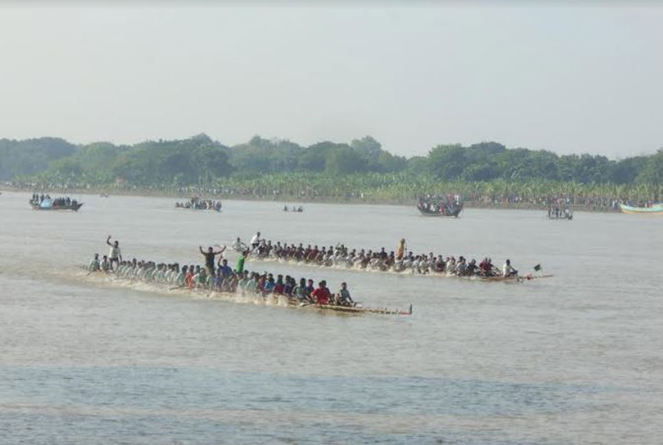 গড়াই নদীতে নৌকাবাইচ 