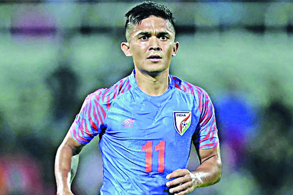 কিংবদন্তি পেলের পাশে