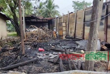 নোয়াখালীতে ৫ দোকান আগুনে পুড়ে ছাই