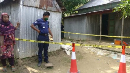 বসতঘরে স্বামীর ঝুলন্ত লাশ, মেঝেতে স্ত্রীর রক্তাক্ত দেহ