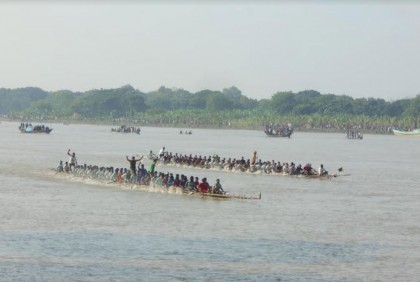 গড়াই নদীতে নৌকাবাইচ 
