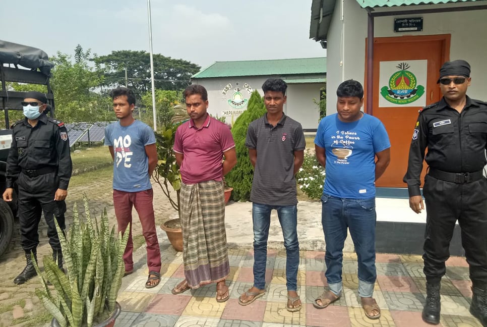 চাঁপাইনবাবগঞ্জে গাঁজাসহ ৪ মাদক ব্যবসায়ী গ্রেফতার