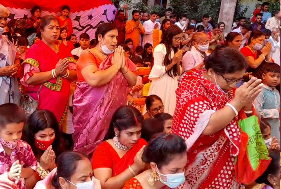 লক্ষ্মীপুরে মণ্ডপে মণ্ডপে পুষ্পাঞ্জলিতে মহাষ্টমী উদযাপিত