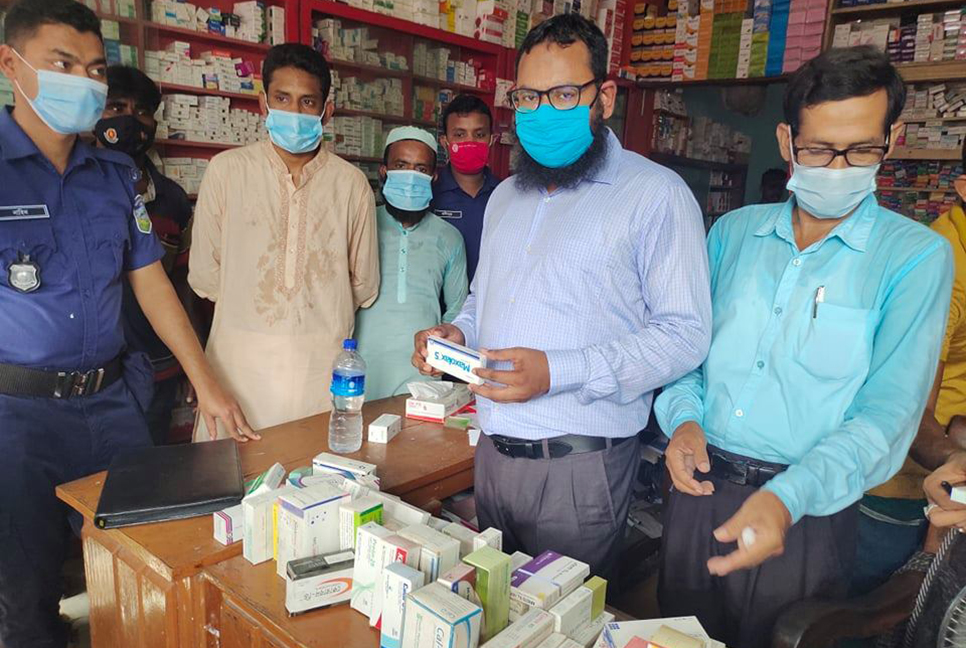 নেত্রকোনায় মেয়াদোত্তীর্ণ ওষুধ রাখায় জরিমানা