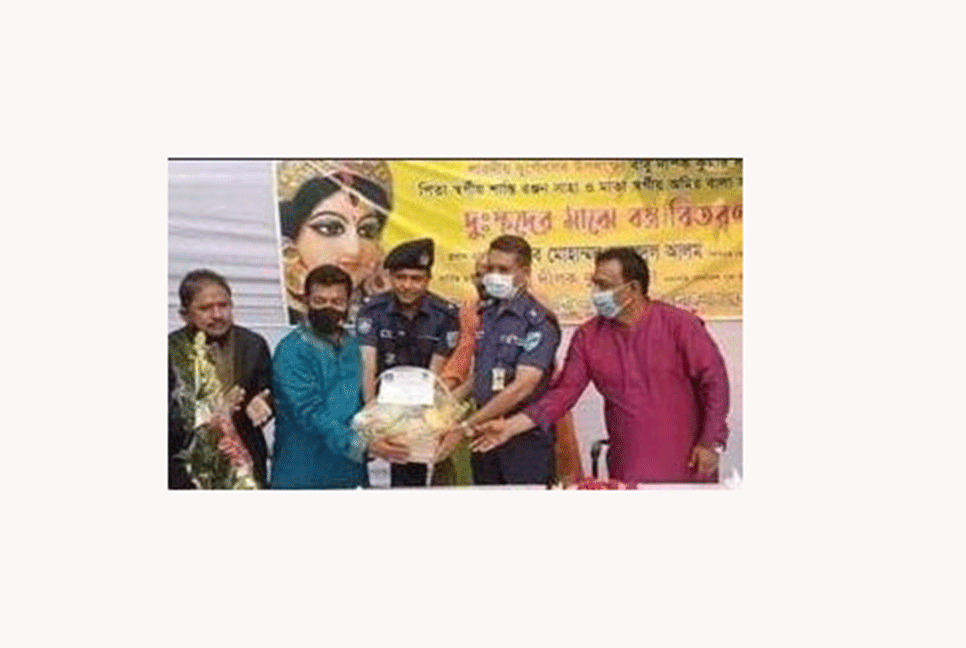 নারায়ণগঞ্জে মিষ্টি নিয়ে পূজা মন্ডপে পুলিশ