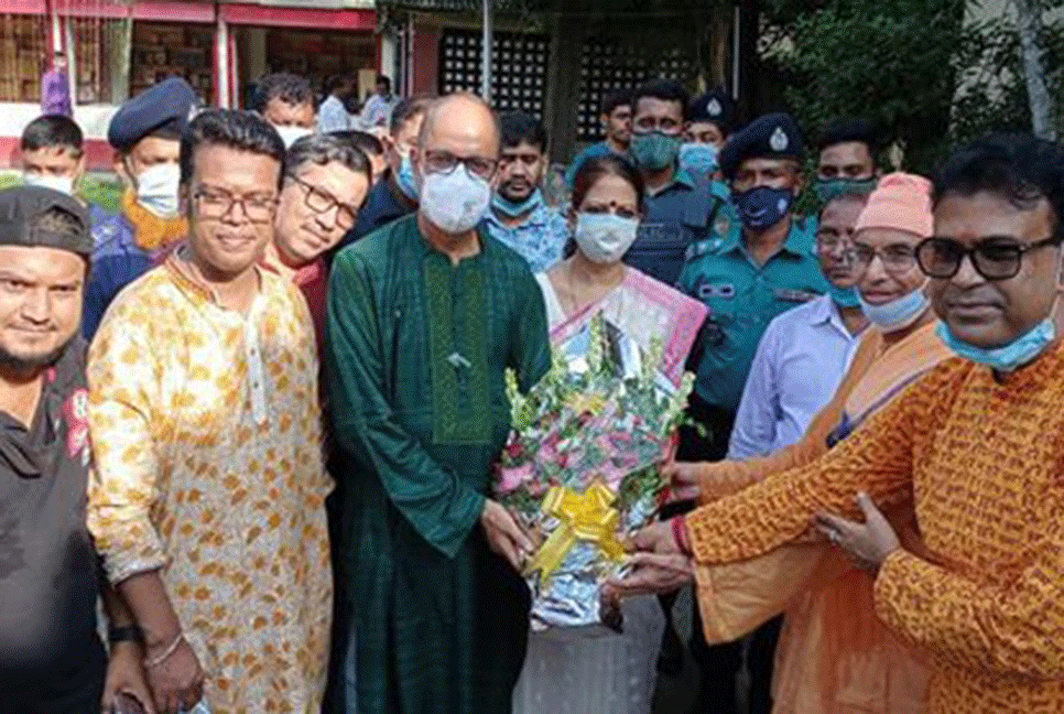 বরিশালে পূজা মন্দির পরিদর্শনে রাজেশ কুমার রায়না