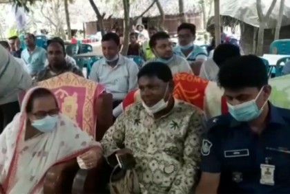 মোংলায় বিভিন্ন পূজামণ্ডপ পরিদর্শন করলেন উপমন্ত্রী হাবিবুন নাহার