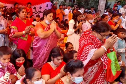 লক্ষ্মীপুরে মণ্ডপে মণ্ডপে পুষ্পাঞ্জলিতে মহাষ্টমী উদযাপিত