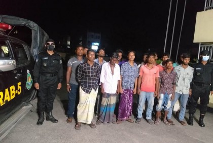 নাটোরে প্রকাশ্যে মাদক সেবনের অভিযোগে আটক ১৫