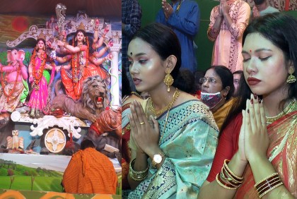 বরিশালে অষ্টমীতে অঞ্জলি প্রদান ভক্তদের