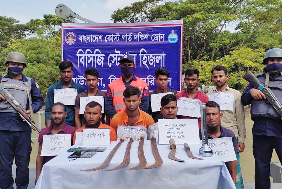 হিজলায় কোস্টগার্ডের অভিযানে অস্ত্রসহ ১০ ডাকাত আটক

