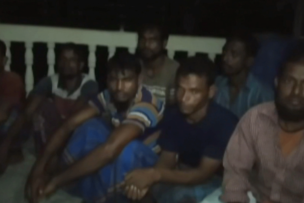 সাতক্ষীরায় ১১ জেলে আটক