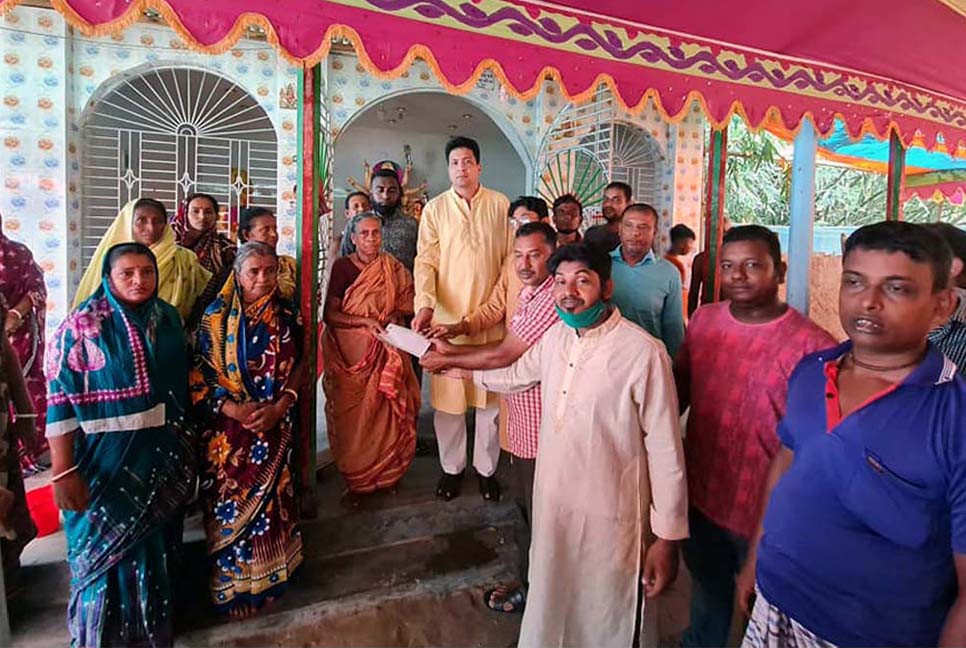 শেরপুরে বিভিন্ন পূজামণ্ডপে অনুদান প্রদান