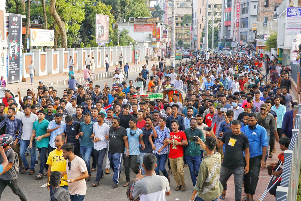 সিলেটে কমিটি বাতিলের দাবিতে রাস্তায় ছাত্রলীগের পদবঞ্চিতরা 

