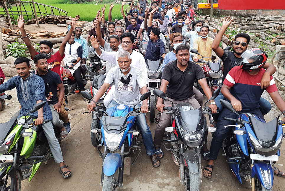 ৫০০ মোটরসাইকেল নিয়ে আওয়ামী লীগ প্রার্থীর শোডাউন
