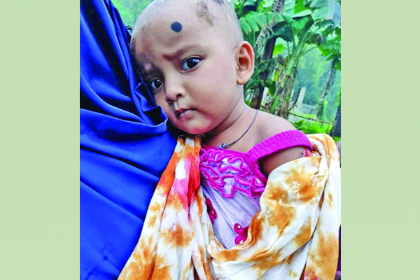চলন্ত ট্রেনের নিচে পড়েও বেঁচে রইল শিশু
