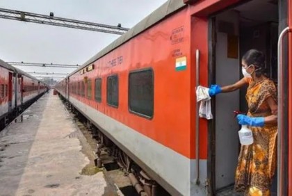 হাজার কোটি খরচ করেও পিক ফেলা ঠেকাতে পারেনি ভারতীয় রেল