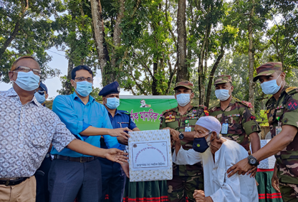 সেনাবাহিনীর মানবিক সহায়তা পেল ৪ শতাধিক কর্মহীন ও দিনমজুর পরিবার