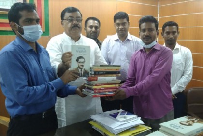 সৈয়দপুরের ৪ সেলুনে বই বিতরণ