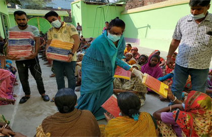 দুর্গোৎসব উপলক্ষে নাটোরে বস্ত্র বিতরণ 
